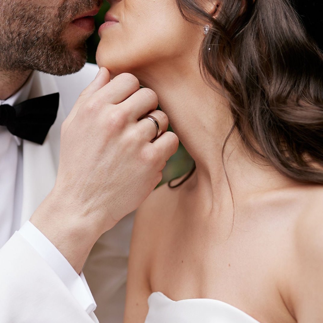 Mens wedding ring on hand stunning wedding picture. Wedding inspiration. Beautiful couple.