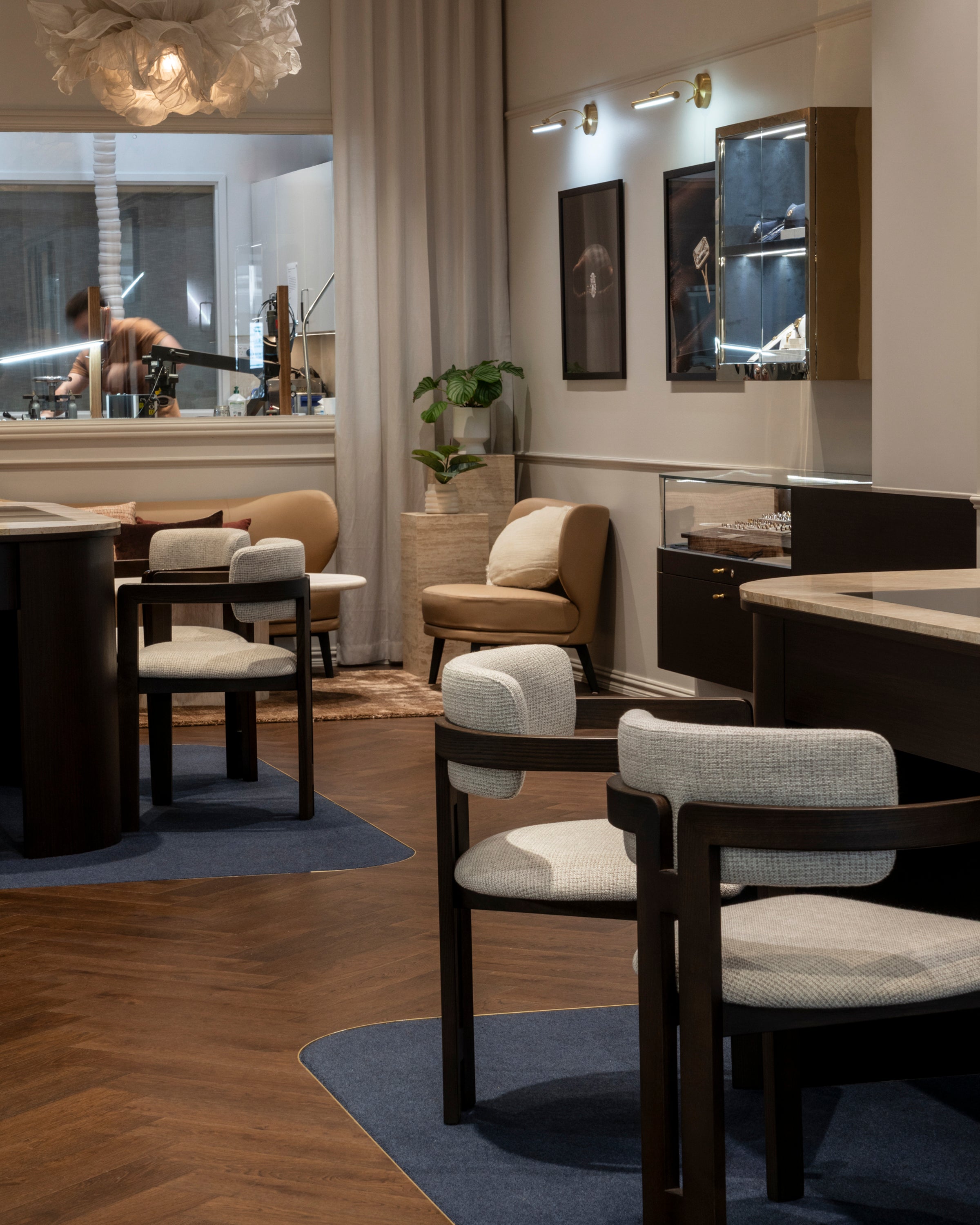 Modern jewellery store interior with tables, chairs, and decor.